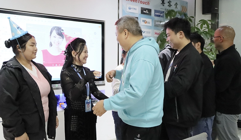 O calor caminha junto e celebra o anivers&aacute;rio juntos.