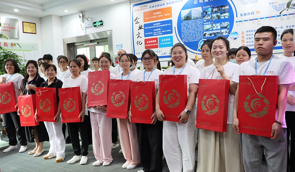 Comemorando juntos o Festival do Meio Outono e o Dia Nacional.