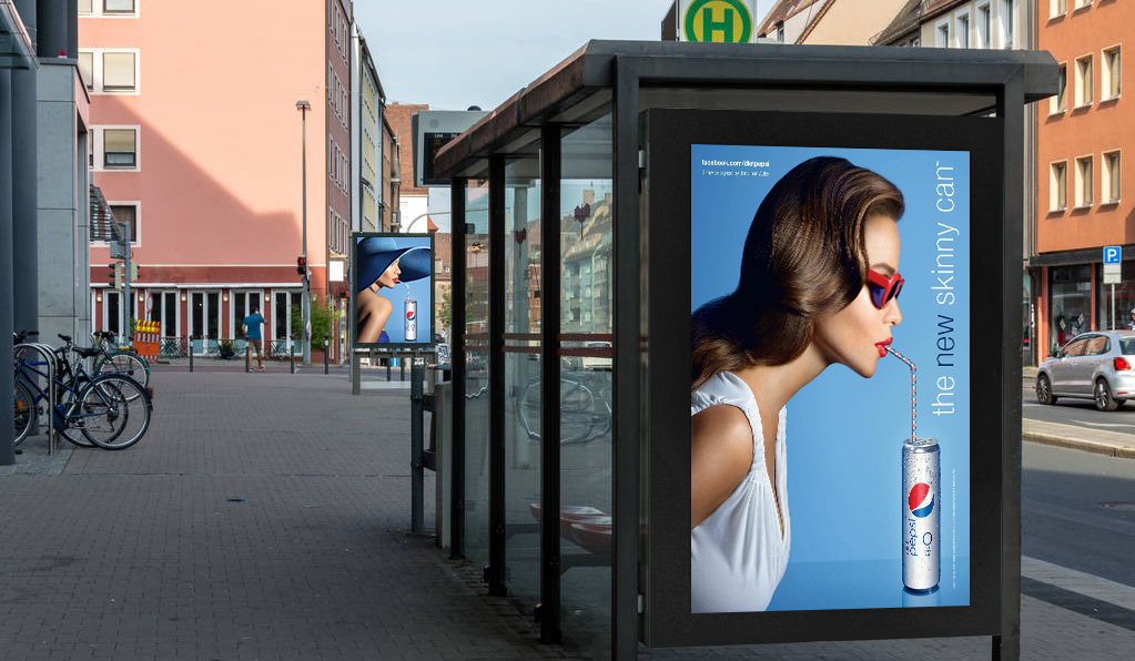 Display publicit&aacute;rio externo montado na parede