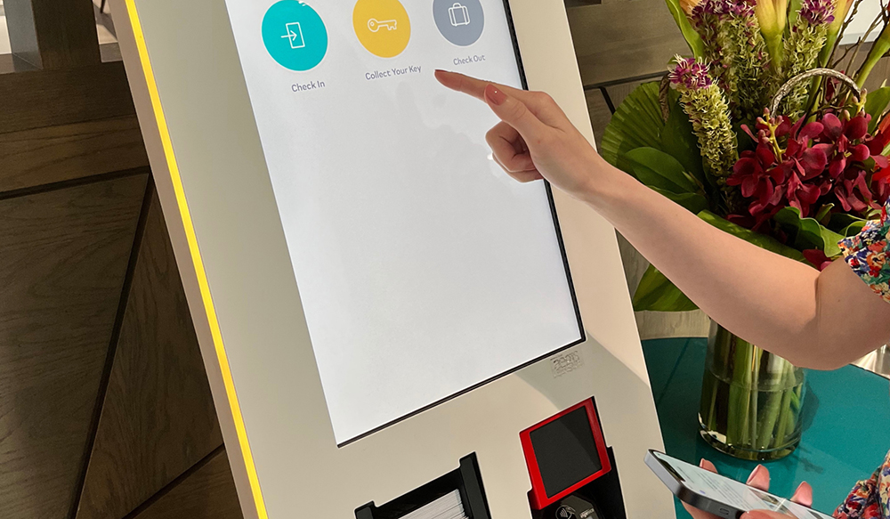 P3 apresenta quiosque para check-in/retirada de chaves do quarto